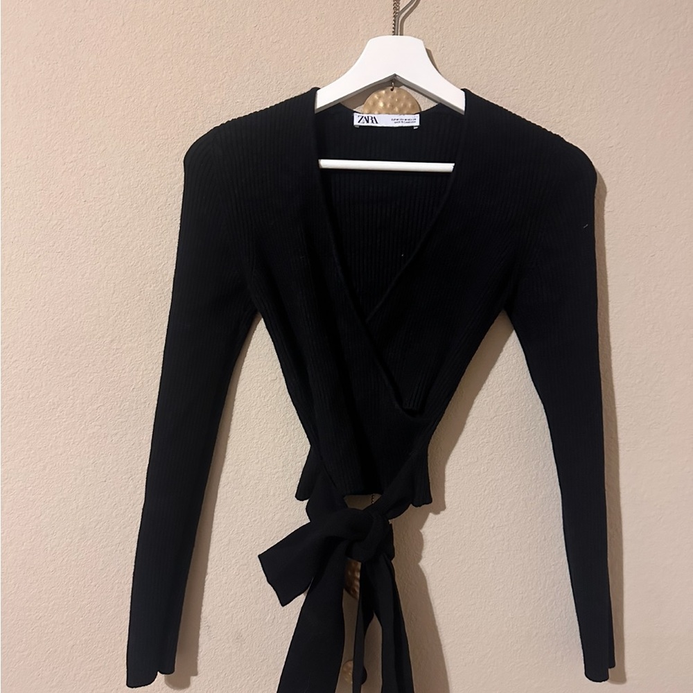 Zara Women's Black V-Neck Sweater